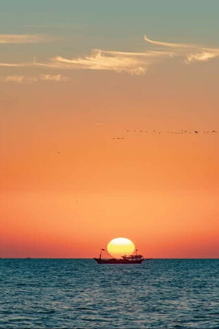 Serene Sunset Over the Ocean 🌅