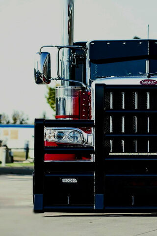 Power on Wheels: The Iconic Peterbilt 389 🚛✨