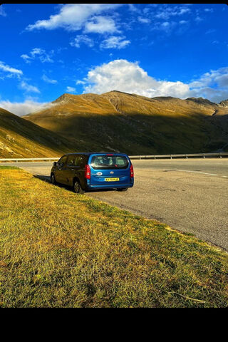Scenic Roadside Escape ..