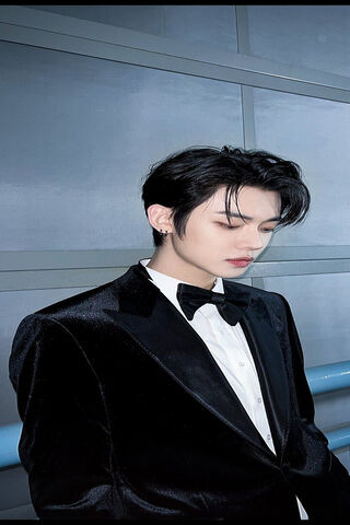 Dapper Elegance in Blac..