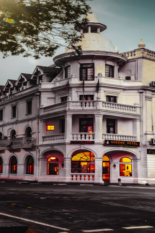 Charming Queen Hotel at..