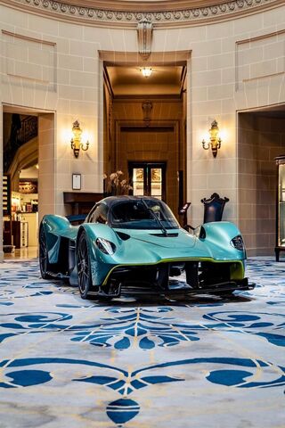 Luxury Meets Performance: The Aston Martin Valkyrie 🚗✨