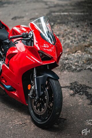 Sleek Red Racer 🏍️❤️