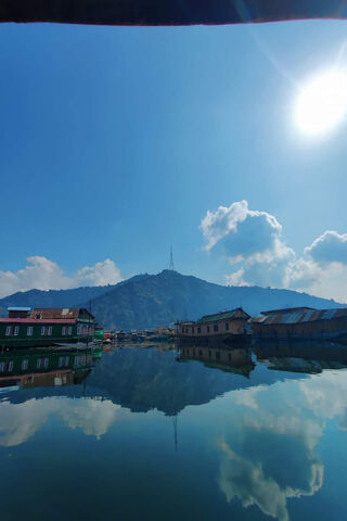 Serenity Reflected: The Beauty of Dal Lake 🌊🏞️