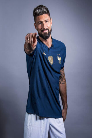 Striking a Pose: The Confident Forward ⚽