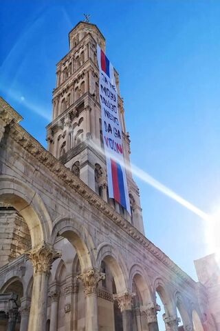 Towering Heritage: A Message in the Sky 🌞🏛️