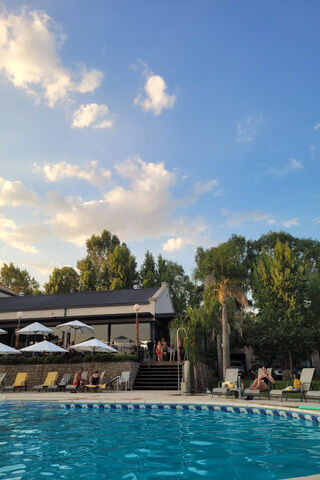 Relaxing Poolside Retre..