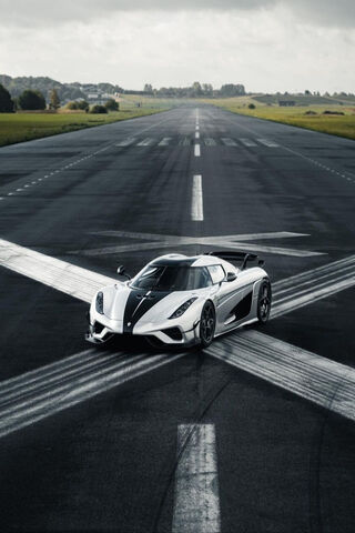 Speed Meets Style: The Koenigsegg Agera RS 🚗✨