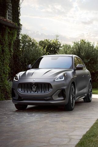 Sleek Elegance: The Maserati SUV 🚗✨