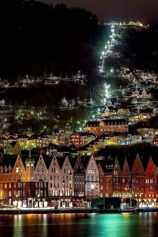 Bergen's Nighttime Charm: A Glimpse of Norway's Jewel 🌌🏔️