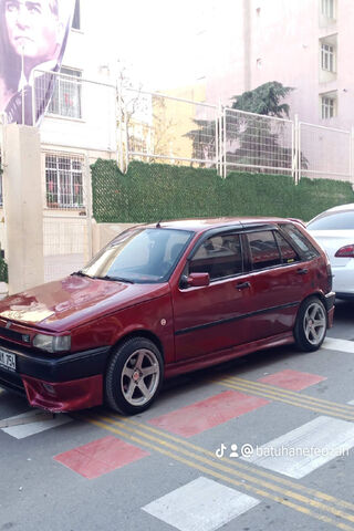Classic Red Hatchback �..