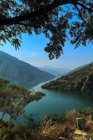 Serene Mountain Lake View 🌄💧