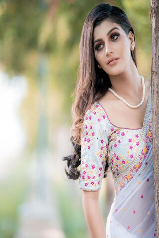 Graceful Elegance in Traditional Attire 🌸✨