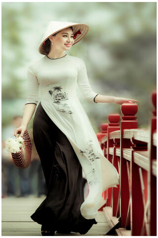Graceful Elegance in Traditional Attire 🌸