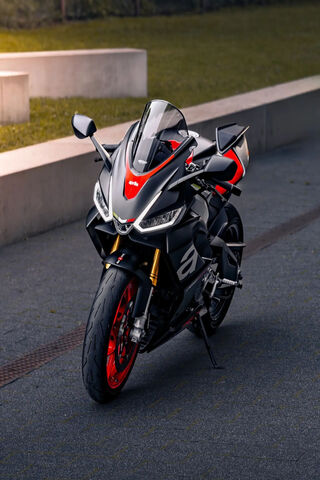 Sleek Speedster: The Aprilia RS 660 🏍️🔥
