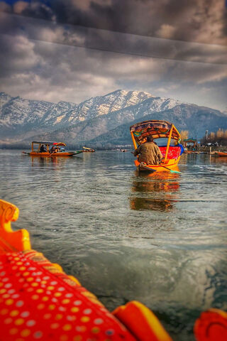 Serene Shikara Ride on Dal Lake 🌊🏔️