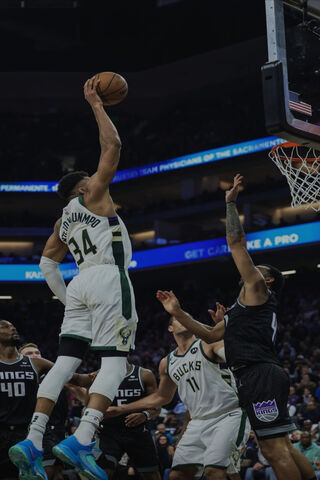Epic Dunk by Giannis! �..