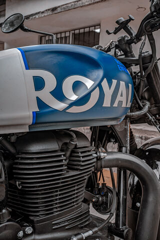 Classic Royal Ride 🏍️✨