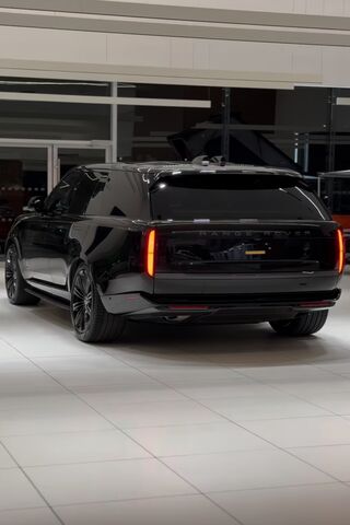Sleek Black SUV in Showroom 🖤🚗