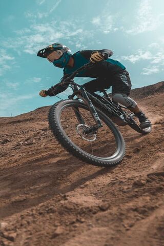 Thrilling Mountain Biking Adventure 🚵‍♂️🌄