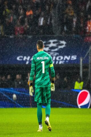 Guardian of the Goal: Muslera in Action ⚽️🌧️