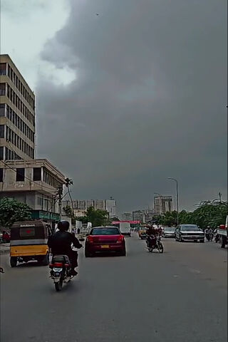 Meer: A Glimpse of Urban Life Under Gloomy Skies