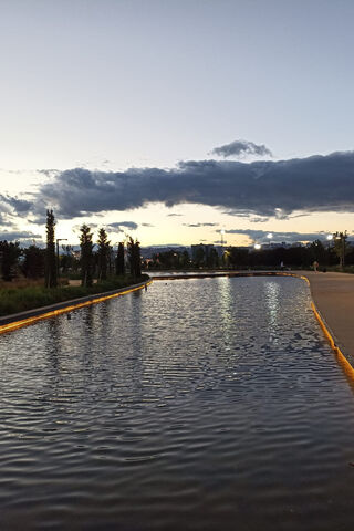 Serene Evening Reflecti..