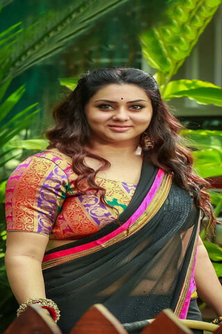 Elegant Beauty in Traditional Attire 🌺