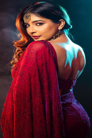 Elegance in Crimson: Sa..