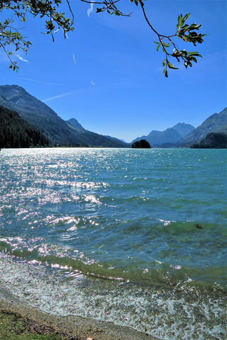 Serene Lake View 🌊🏞️