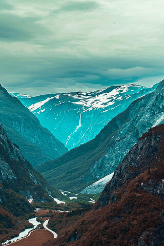 Majestic Mountain Valley 🌄