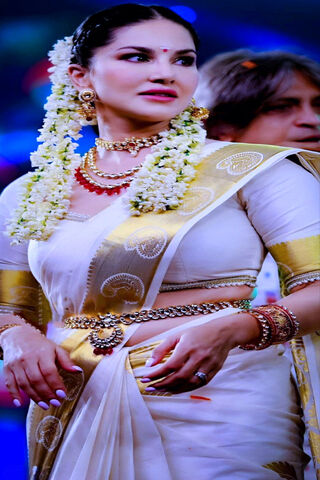 Elegant Grace in Traditional Attire 🌸✨