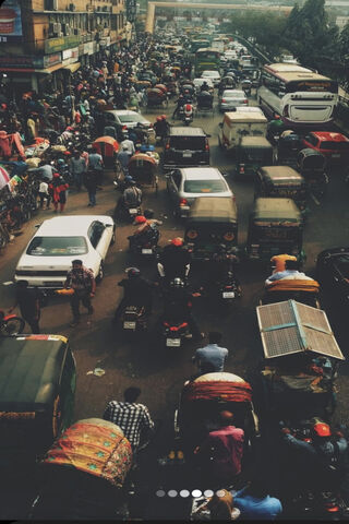 Urban Jungle: The Hustle and Bustle of City Life 🚦🌆