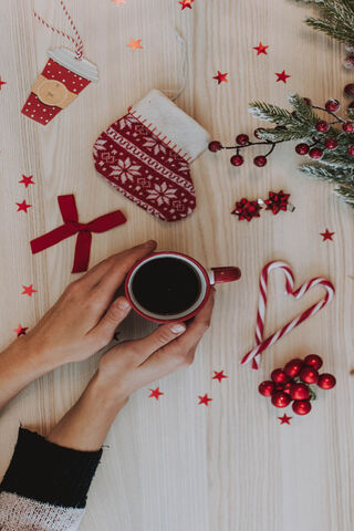 Cozy Holiday Vibes ☕🎄