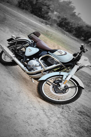 Classic Ride: The Beauty of a Motorcycle 🏍️✨
