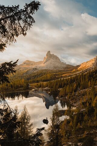Serene Mountain Reflect..