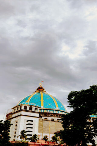 Majestic Dome Under Clo..