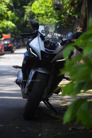Sleek Ride in the Sun 🌞🏍️