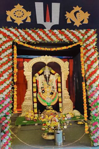 Divine Splendor: A Glim..