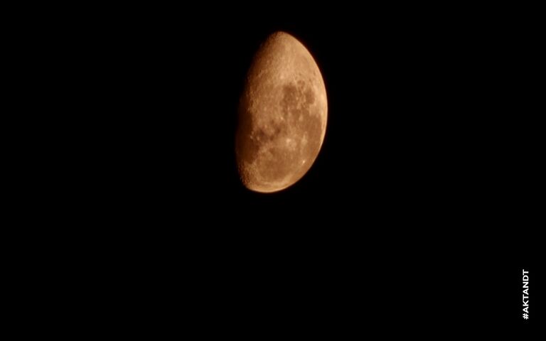 Glowing Crescent Moon 🌙✨