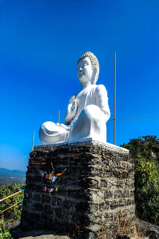 Serene Buddha Statue Un..