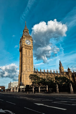 Iconic Big Ben Under a Beautiful Sky 🌤️