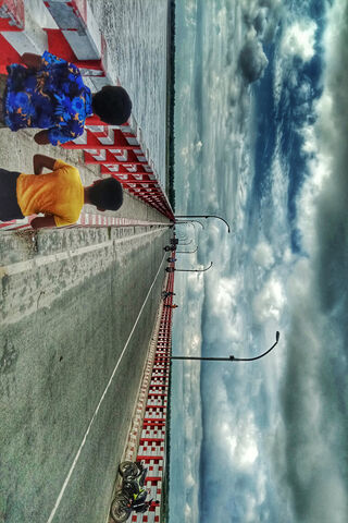 Strolling Along the Sce..