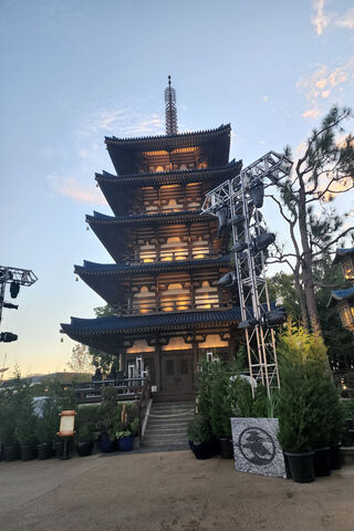Serene Pagoda at Dusk �..