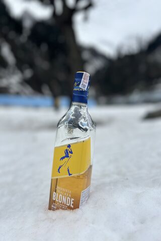 Chilling with Johnnie Walker Blonde 🥃❄️