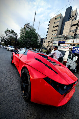 Eye-Catching Red Sports Car 🚗🔥