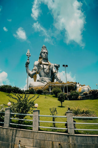 Majestic Shiva Statue �..
