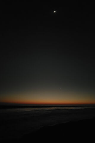 Serene Twilight Over the Ocean 🌅🌌