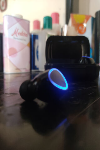 Sleek Wireless Earbud w..