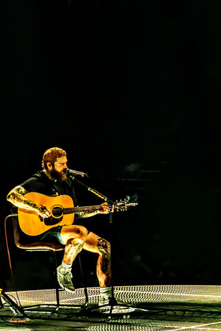 Strumming Under the Spo..